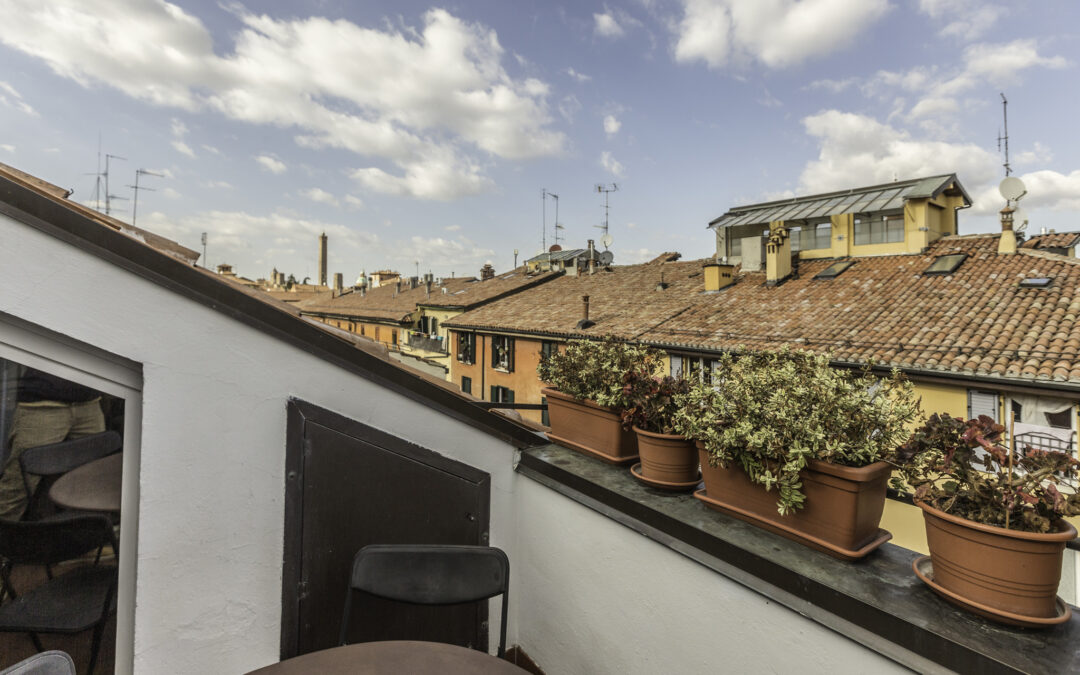 Attico mansardato nel centro storico con doppio terrazzo, Bologna