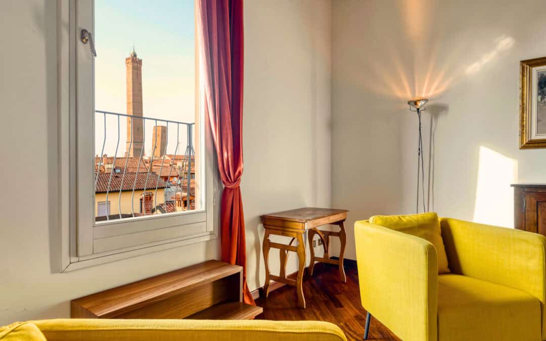 Terrazzo, luce e una vista sulle Due Torri: attico di pregio nel cuore di Bologna