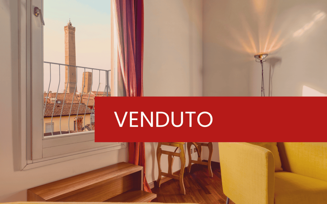 Terrazzo, luce e una vista sulle Due Torri: attico di pregio nel cuore di Bologna